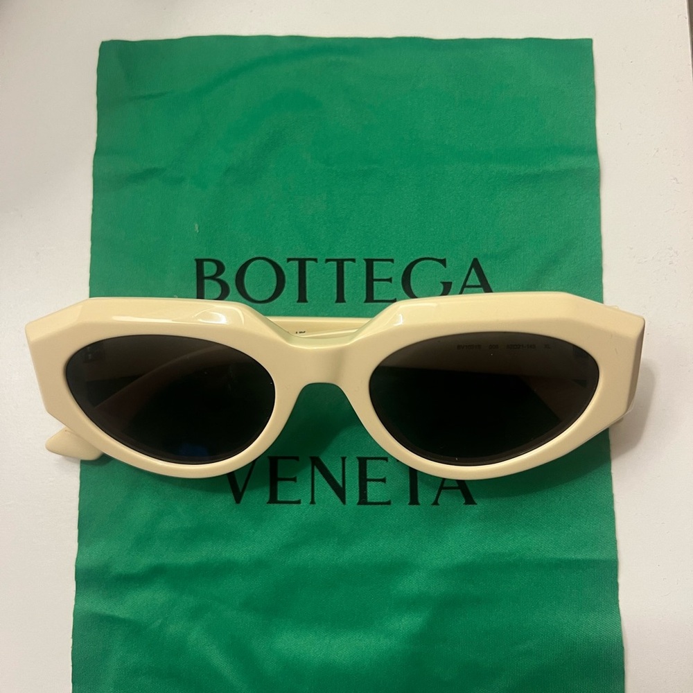 Bottega Veneta Cat Eye Sunglasses Cream/Ivory